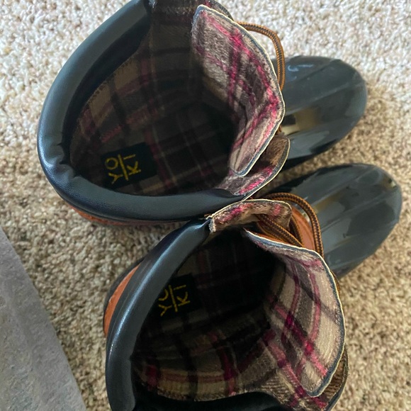Duck Boots - Picture 2 of 5